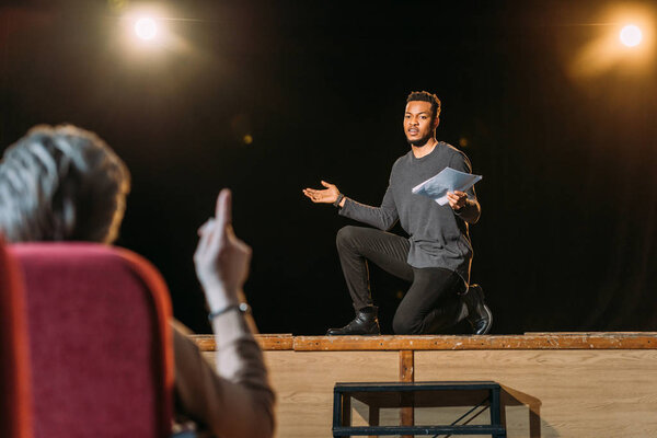 селективное внимание красивого африканского актёра на кастинг с театральным режиссёром
