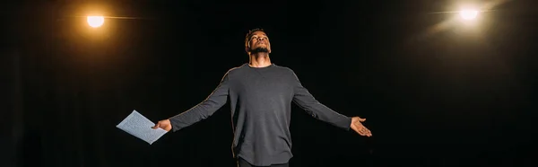 Cena Panorâmica Ator Afro Americano Segurando Cenário Palco Durante Ensaio — Fotografia de Stock