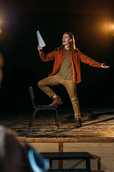 Ator Bonito Com Roteiro Jogando Palco Durante Ensaio Teatro — Fotografia de Stock