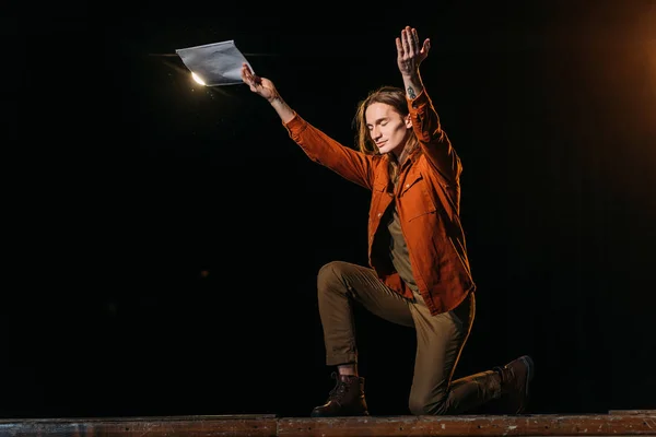 Ator Bonito Com Cenário Jogando Palco Durante Ensaio Teatro — Fotografia de Stock