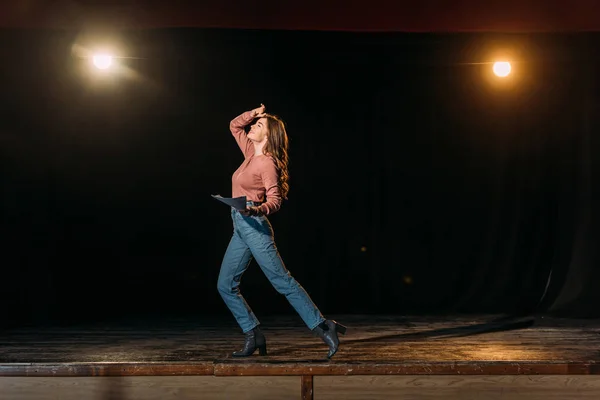 Jeune Actrice Émotionnelle Jouant Rôle Sur Scène Dans Théâtre — Photo