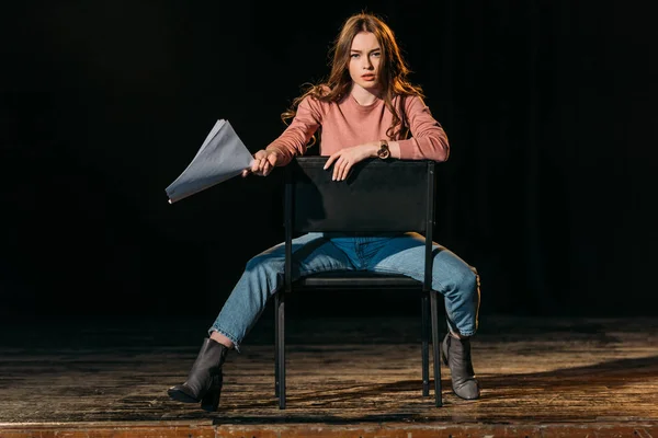 Jovem Atriz Com Roteiro Desempenhando Papel Palco Teatro — Fotografia de Stock