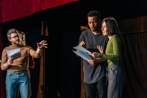 Director Teatro Actores Multiculturales Actriz Ensayando Escenario — Foto de Stock