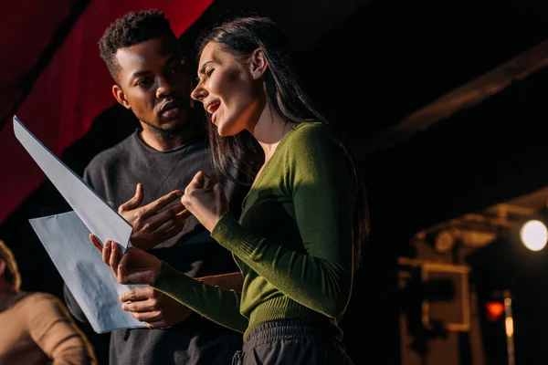 Multiethnische Schauspieler Und Schauspielerin Bei Proben Auf Der Bühne Theater — Stockfoto