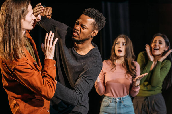 напуганные актрисы и борьба мультикультурных актеров, играющих в театре
