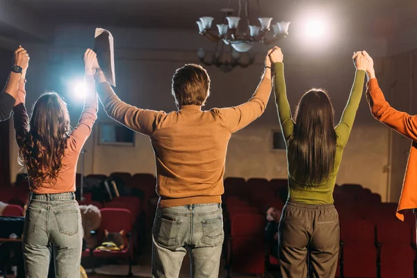 Baksida Bild Skådespelare Och Skådespelerskor Med Händerna Upp Repetition — Stockfoto