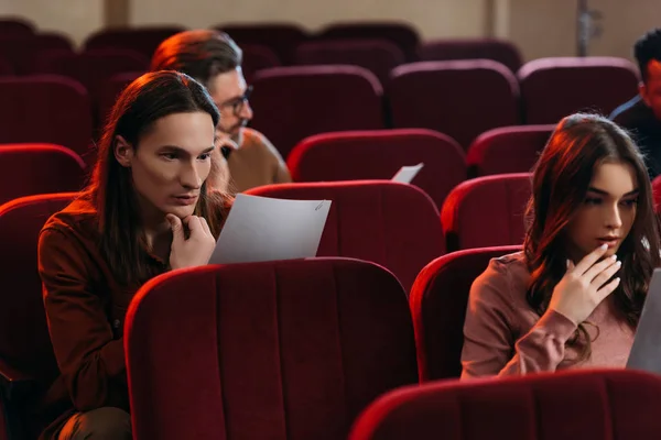 Dramatiska Skådespelare Och Skådespelerska Läsning Manus Teater — Stockfoto