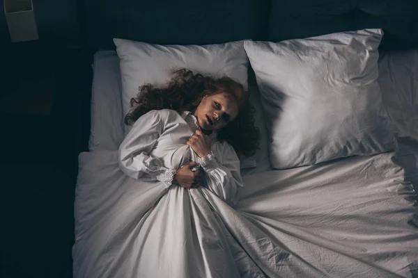 침대에 잠옷을 초정상적 소녀의 — 스톡 사진