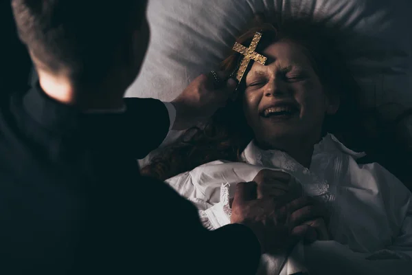 Exorzist Hält Kreuz Über Lachenden Dämon Bett — Stockfoto