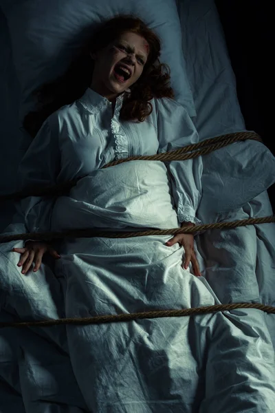 Besessen Schreiende Frau Nachthemd Mit Seil Bett Gefesselt — Stockfoto