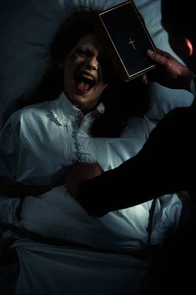 Exorciste Avec Bible Obsédé Hurler Fille Dans Chambre — Photo