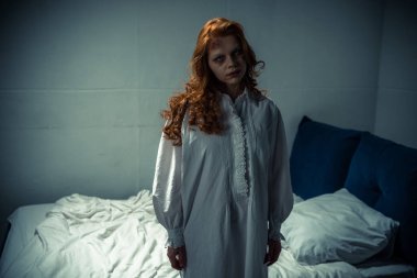 Yatak odasında gecelikli tüyler ürpertici şeytani kız.