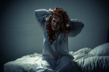 Yatak odasında çığlık atan gecelikli ürkünç kız.