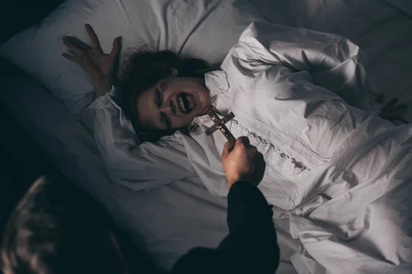 Exorcista Segurando Cruz Sobre Demônio Gritando Menina Cama — Fotografia de Stock