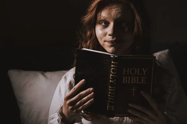 Hátborzongató Démoni Lány Hálóingben Kezében Szent Bibliával — Stock Fotó