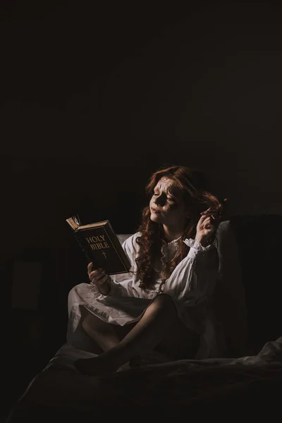 Figyelmes Démoni Aki Szent Bibliát Olvas Ágyon — Stock Fotó