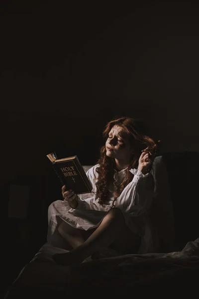 Pensativa Mujer Demoníaca Leyendo Sagrada Biblia Cama —  Fotos de Stock