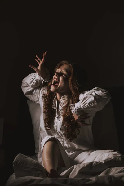 Gecelik Giymiş Takıntılı Bir Kız Yatak Odasında Kol Hareketi Yapıyor — Stok fotoğraf