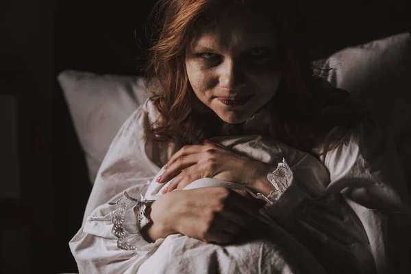 Δαιμονική Χαμογελαστή Γυναίκα Νυχτικό Που Κάθεται Στο Κρεβάτι — Φωτογραφία Αρχείου