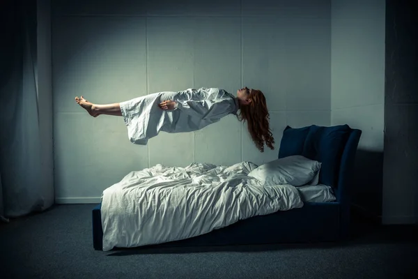 Geobsedeerd Meisje Nachtjapon Slapen Zweven Boven Bed — Stockfoto