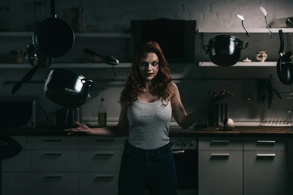 Demônio Feminino Assustador Gesticulando Com Utensílios Cozinha Levitação Cozinha — Fotografia de Stock