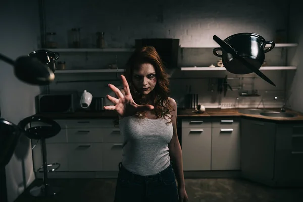 Geconcentreerd Demonisch Meisje Met Zwevend Keukengerei Keuken — Stockfoto