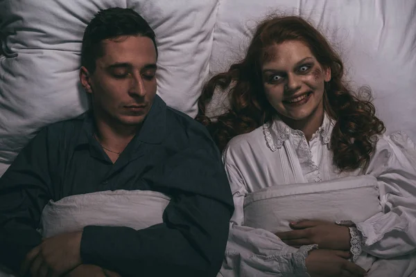 Ovanifrån Läskigt Leende Kvinnlig Demon Liggande Sängen Med Sovande Man — Stockfoto