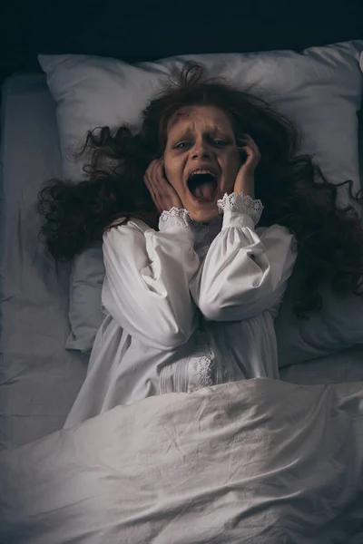 Yatakta Yatarken Çığlıklar Atan Gecelikli Takıntılı Bir Kız — Stok fotoğraf