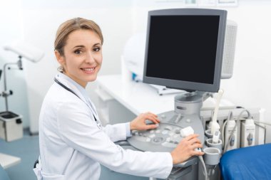 Klinikte boş ekranlı ultrason tarayıcısıyla çalışan pozitif doktor 