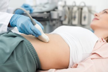 Doktorun ultrason taramasıyla hastanın midesini incelediği görüntüler. 