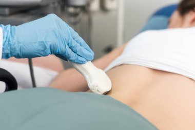 Doktorun ultrason taramasıyla böbreği incelediği görüntüler. 