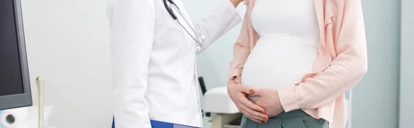 Tiro Panorâmico Mulher Grávida Que Tem Consulta Com Médico Clínica — Fotografia de Stock