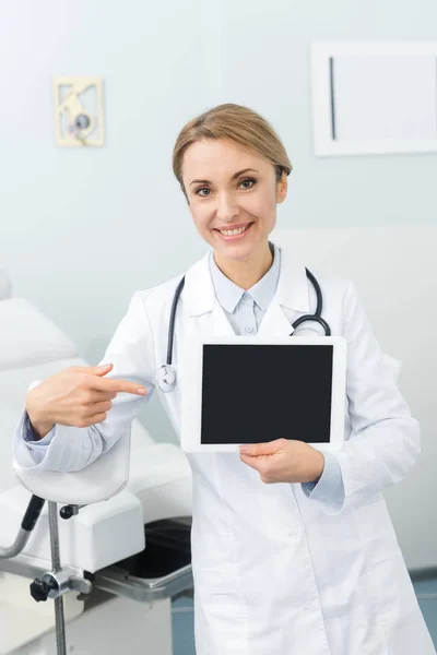 Ginecologo Sorridente Femminile Che Punta Tablet Digitale Con Schermo Bianco — Foto Stock