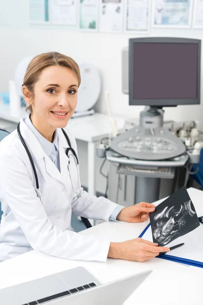 Usmívající Blonďatý Lékař Ukazující Ultrazvuk Klinice — Stock fotografie