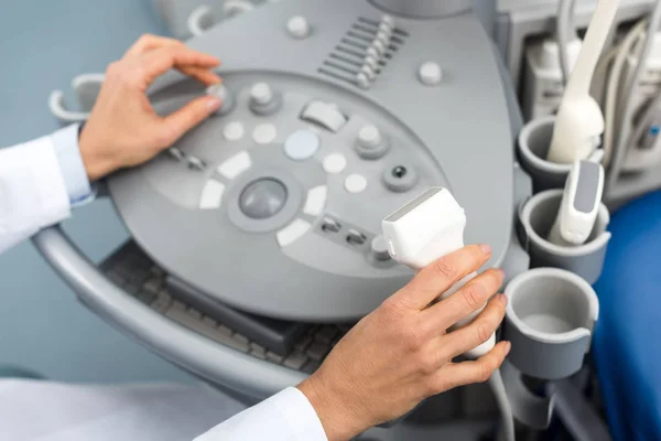 Ultrason Tarayıcısıyla Çalışan Profesyonel Kadın Doktorun Kısmi Görüntüsü — Stok fotoğraf