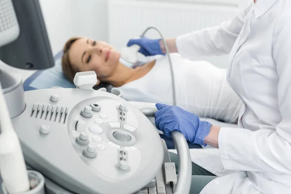 Fiatal Orvos Vizsgálja Pajzsmirigy Nőbeteg Ultrahang Vizsgálat Klinikán — Stock Fotó