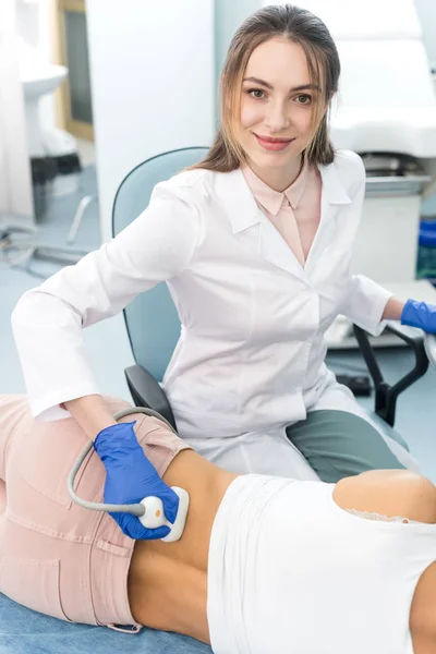 Joven Doctor Positivo Examinando Riñón Paciente Femenina Con Ecografía Clínica — Foto de Stock