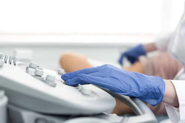 Vista Recortada Del Médico Examinando Riñón Del Paciente Con Ecografía — Foto de Stock