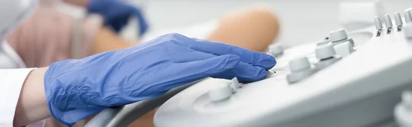 Doktorun Klinikteki Hastaya Ultrason Taraması Yaparken Kısmi Görüntüsü Panoramik Çekim — Stok fotoğraf