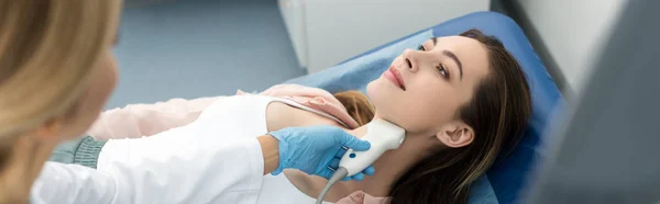 Prise Vue Panoramique Médecin Examinant Thyroïde Beau Patient Avec Échographie — Photo