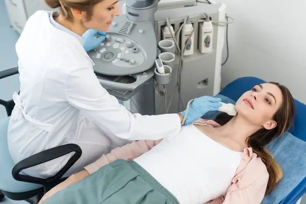 Arzt Untersucht Schilddrüse Der Jungen Frau Mit Ultraschall Klinik — Stockfoto
