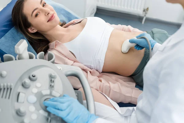 Lékař Provádějící Ultrazvukové Vyšetření Žaludku Mladému Pacientovi Klinice — Stock fotografie