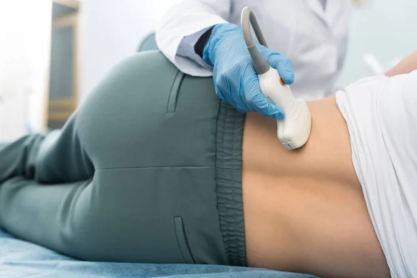 Vista Parcial Del Médico Profesional Examinando Riñón Del Paciente Con —  Fotos de Stock