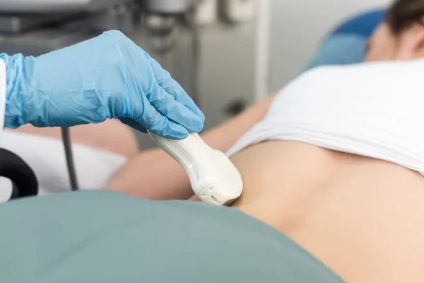 Ausgeschnittene Ansicht Des Arztes Der Die Niere Mit Ultraschall Untersucht — Stockfoto