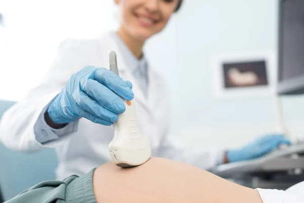 Selective Focus Doctor Examining Belly Pregnant Woman Ultrasound Scan Clinic — Stock Photo, Image