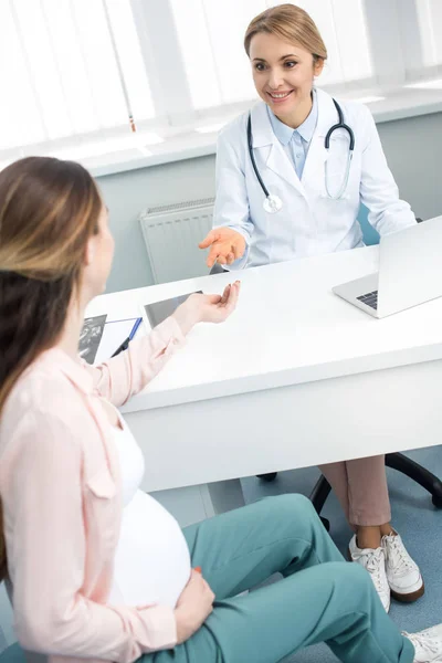 Mujer Embarazada Feliz Teniendo Consulta Con Médico Clínica Ginecológica —  Fotos de Stock