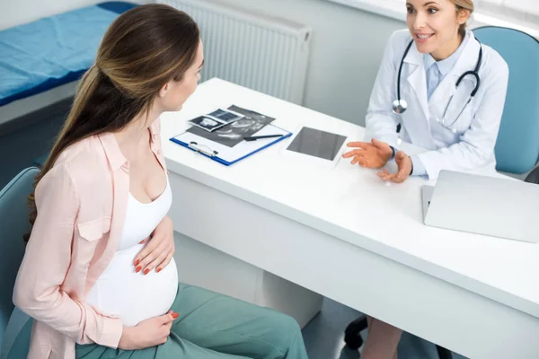 Hermosa Mujer Embarazada Teniendo Consulta Con Ginecólogo Clínica —  Fotos de Stock