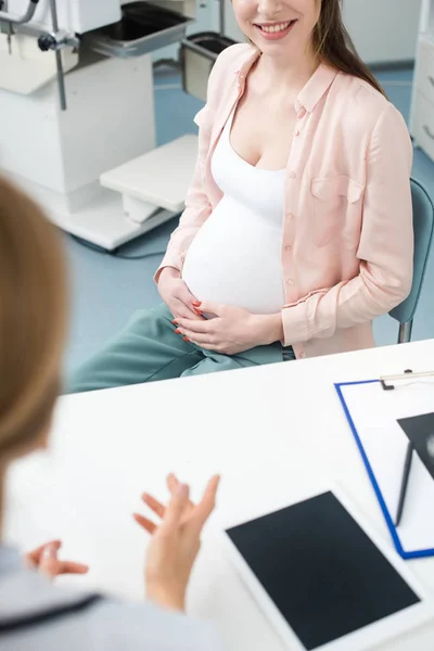 Vista Recortada Mujer Embarazada Teniendo Consulta Con Ginecólogo Clínica — Foto de Stock