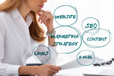 Elleri çenesine yakın masada dosya tutan iş kadını görüşü, pazarlama stratejisi illüstrasyonu