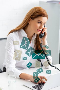 Bilgisayarı kullanan ve ofis masasında telefonla konuşan başarılı bir iş kadını, e-posta illüstrasyonu